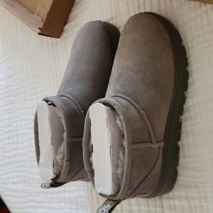BNIB Ugg ultra mini clear size 8 in campfire
